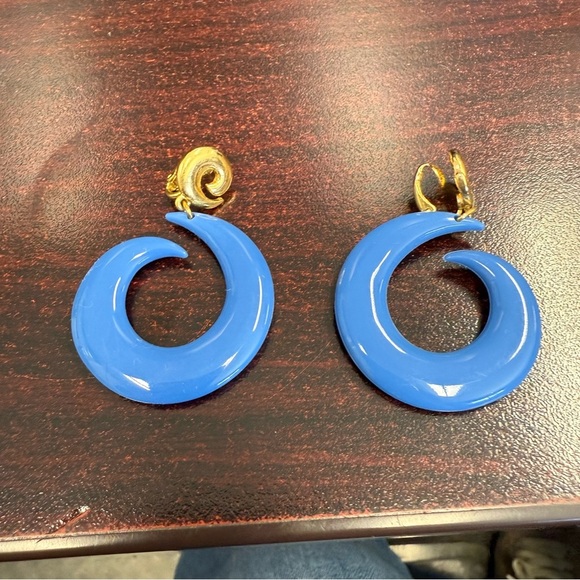 Avon Blue and Gold “Curlycue” clip Earrings Modern Statement Jewelry NIB 1987 - Picture 5 of 5